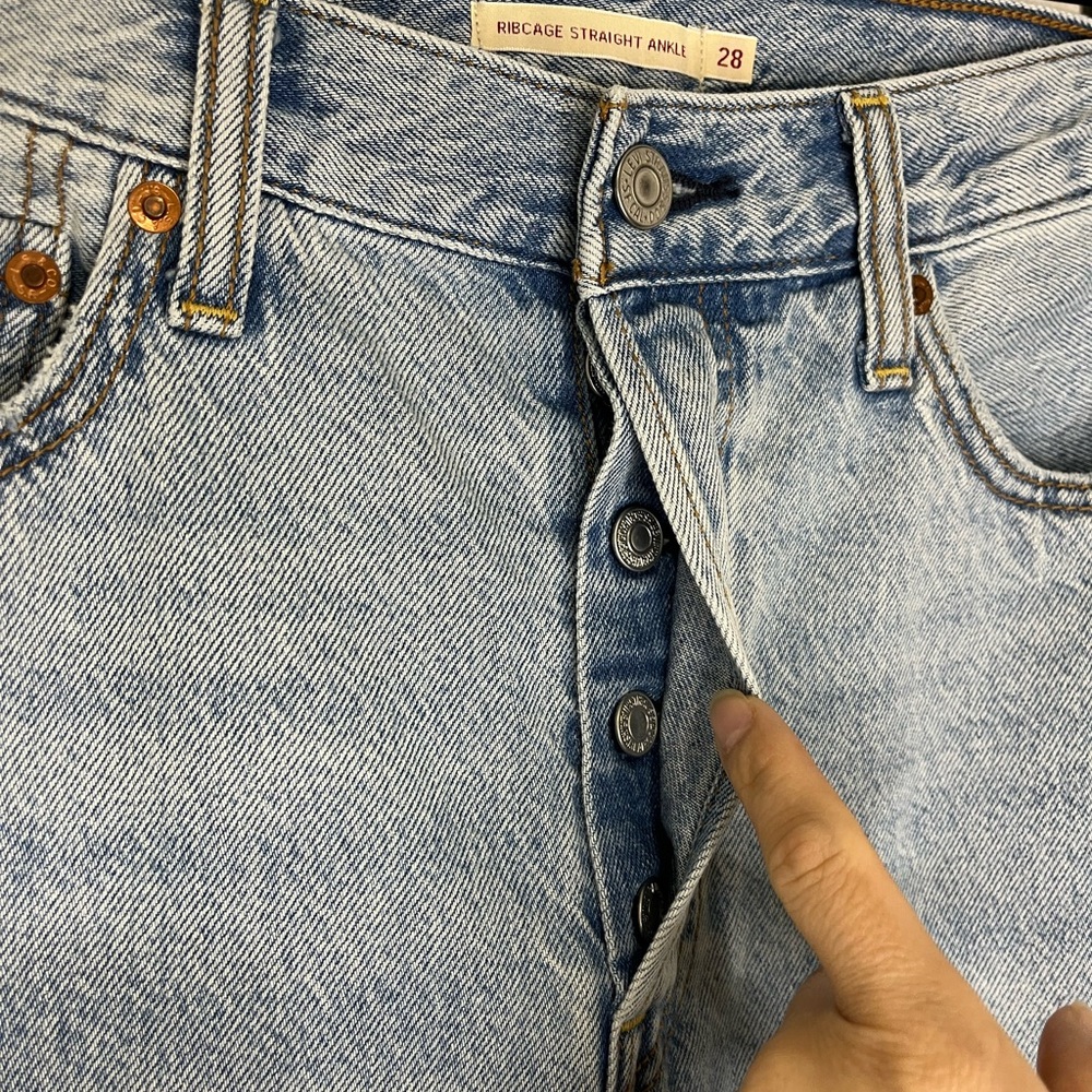 Levis Ribcage Straight Ankle Light Wash Button Fly Jeans Size 28 - Picture 4 of 15